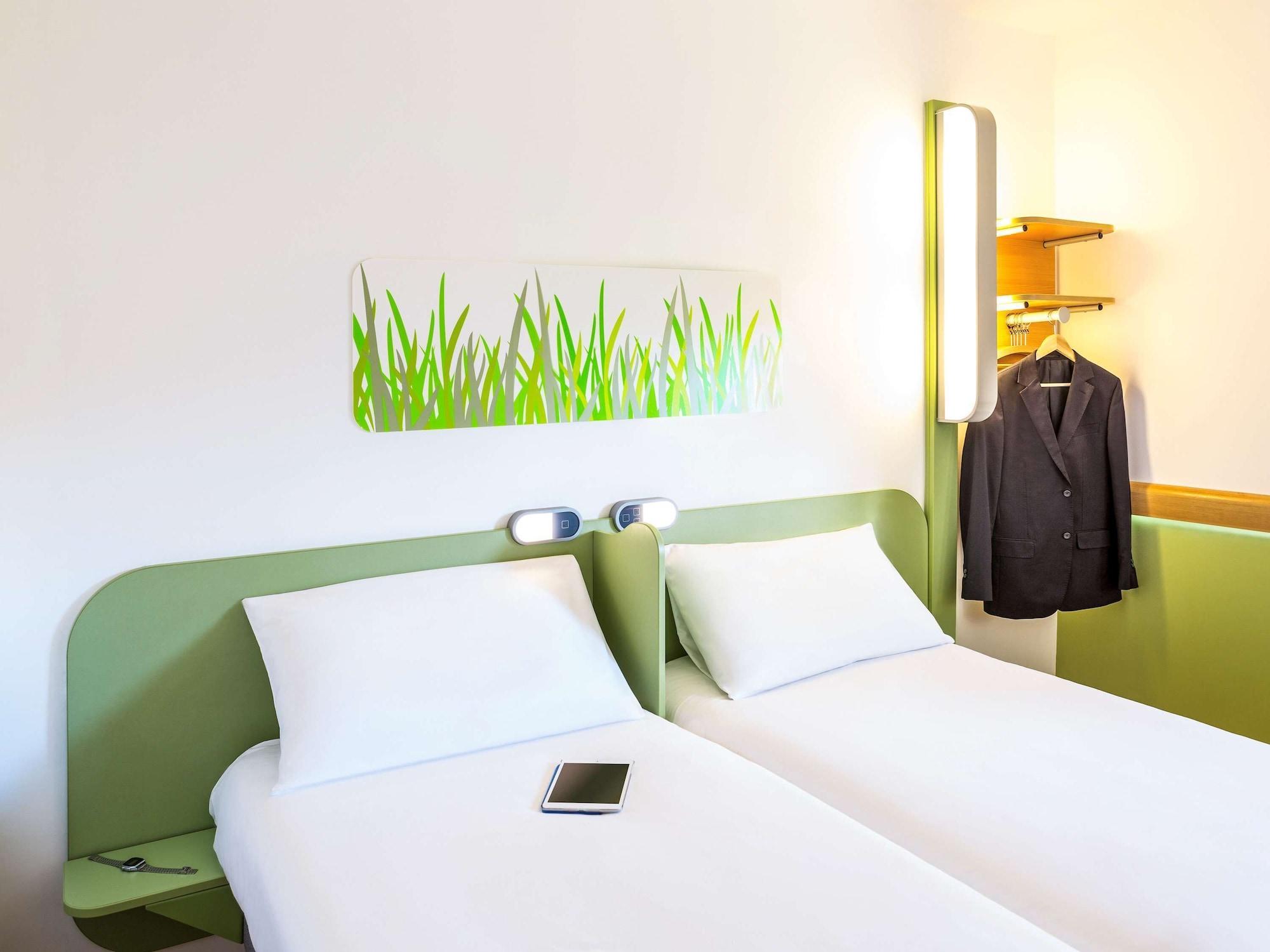 Ibis Budget Lyon Gerland Bagian luar foto