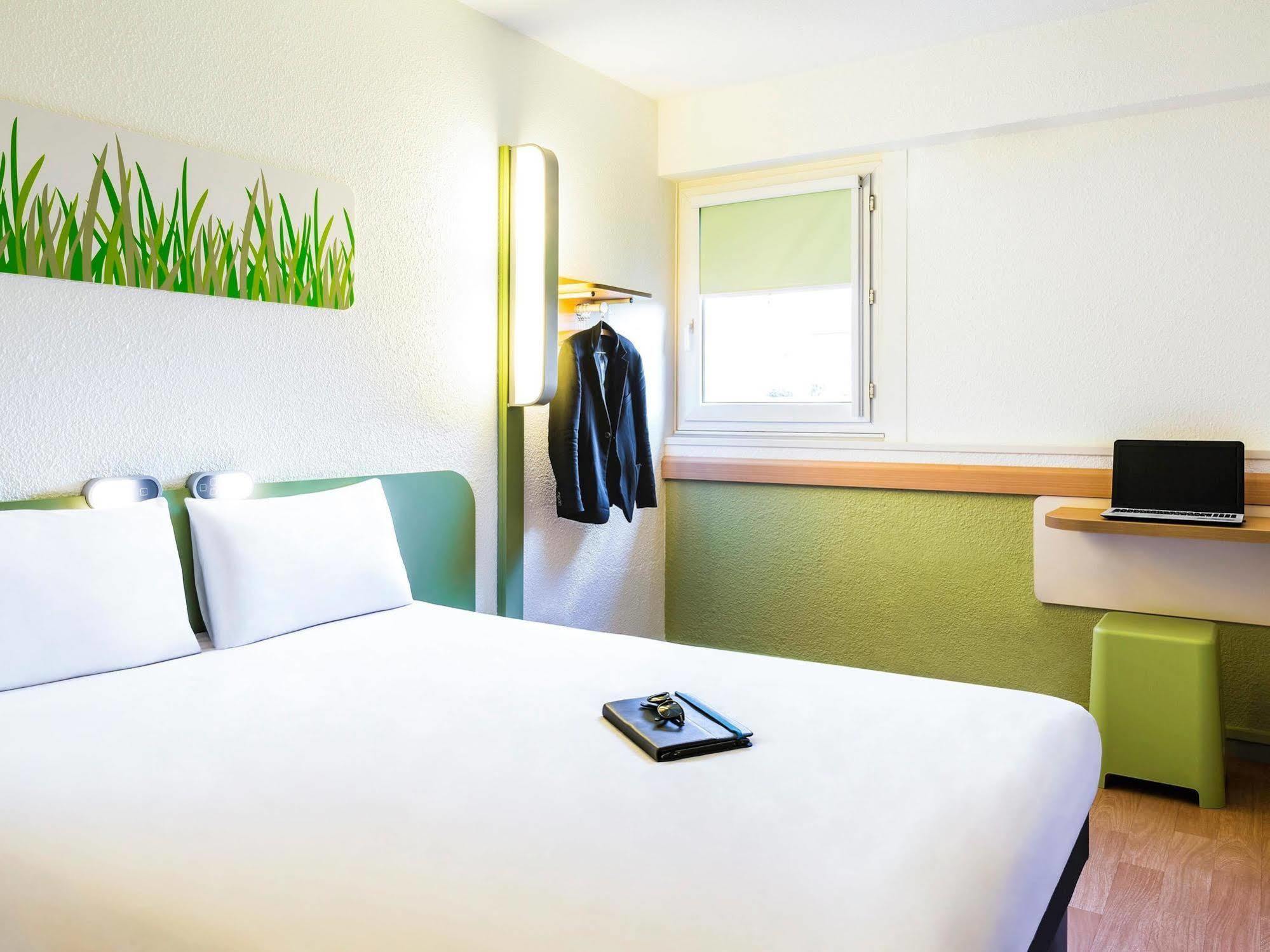 Ibis Budget Lyon Gerland Bagian luar foto